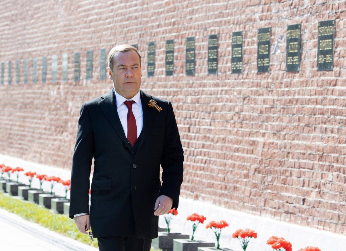 "Possiamo usare armi atomiche": l'ultimo avvertimento di Medvedev