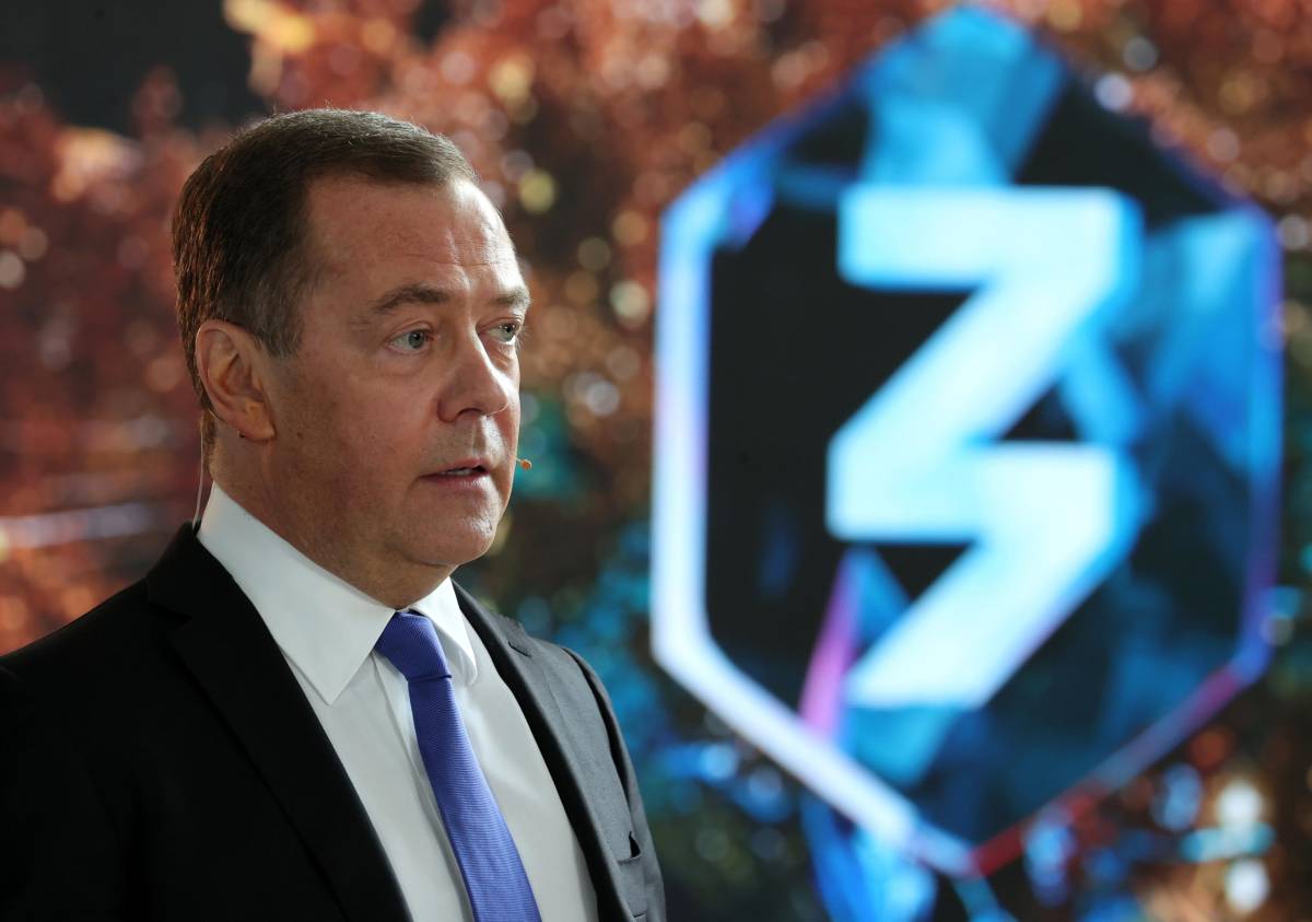 "Finirà appeso come come Mussolini": l''ultimo affondo di Medvedev contro Zelensky
