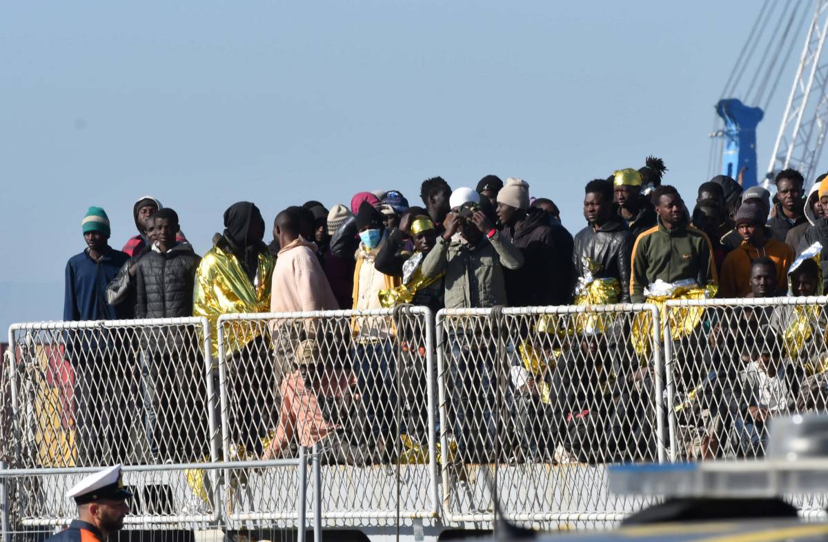 La "ong" Geo Barents recupera 600 migranti. Li sbarcherà a Bari
