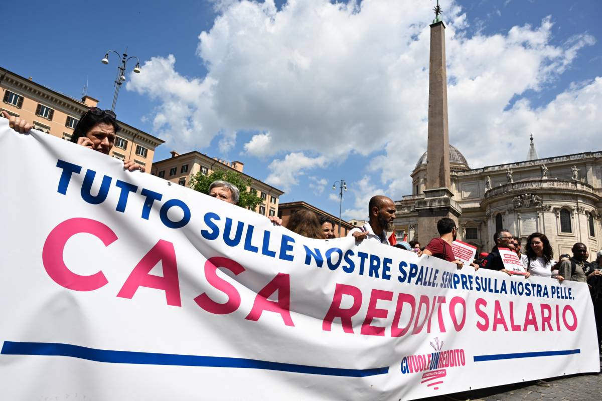 Grillini (e sinistra) in piazza a difesa dei sussidi. Folklore e minacce: "Mai più senza il reddito"