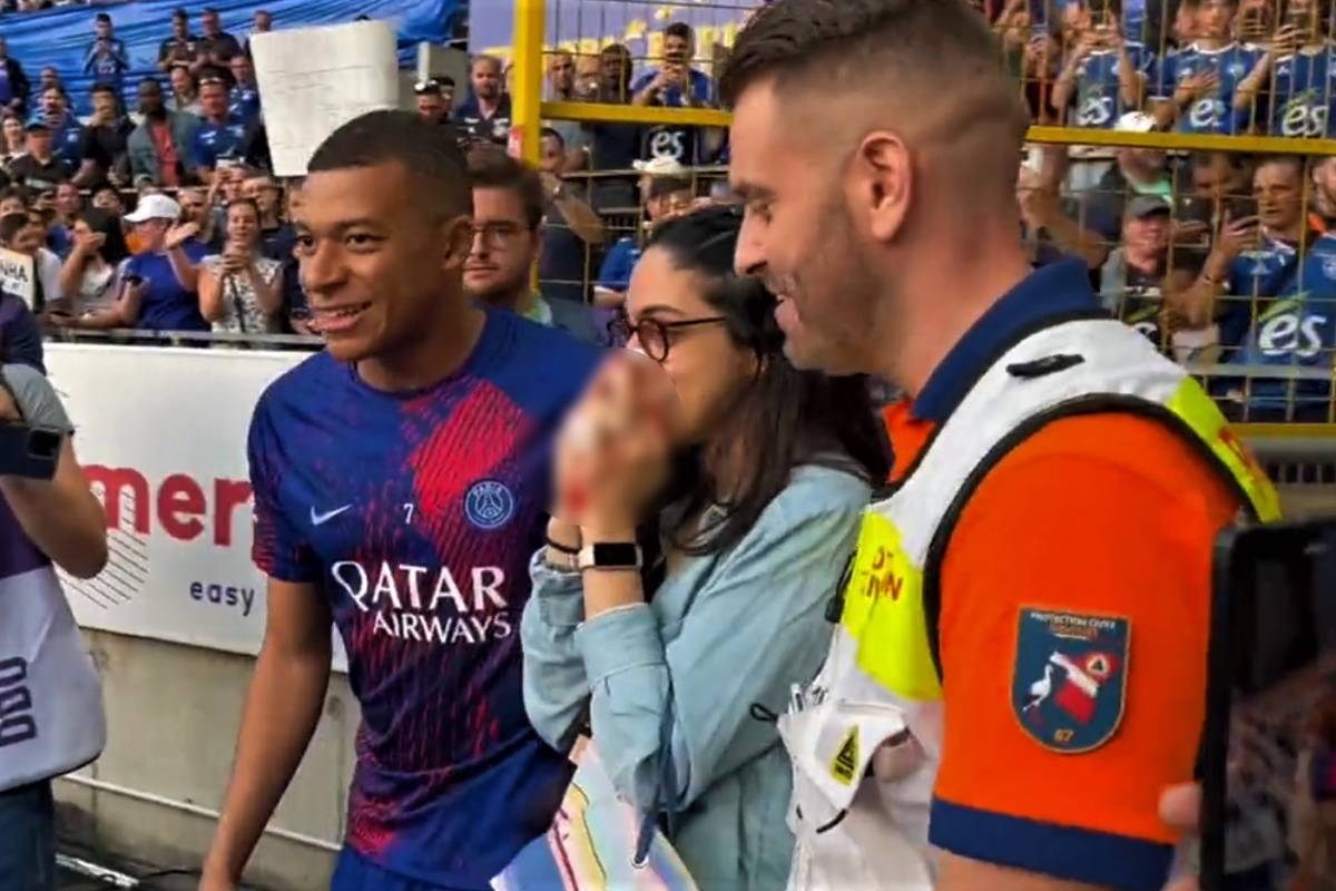 Ferisce la tifosa durante il riscaldamento: il bel gesto di Kylian Mbappè - ilGiornale.it