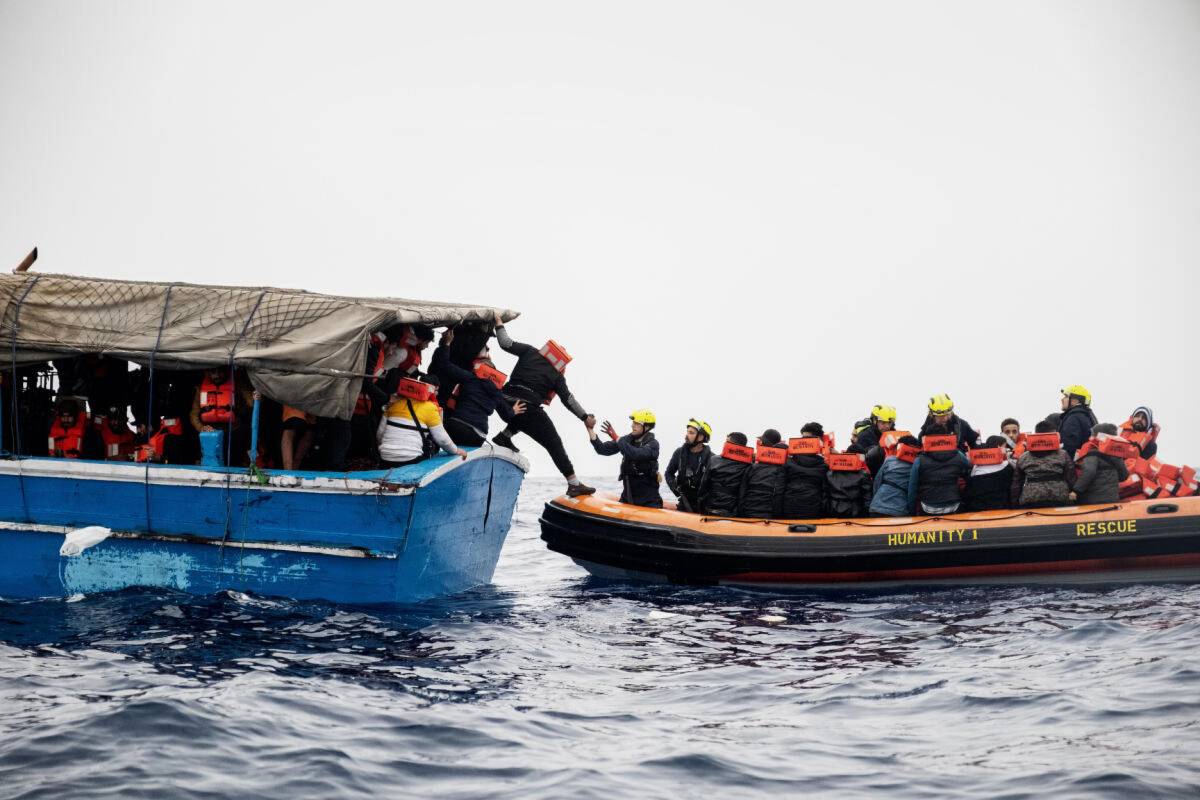Migranti armati di pugnali dirottano una nave a Napoli. Il blitz delle forze speciali