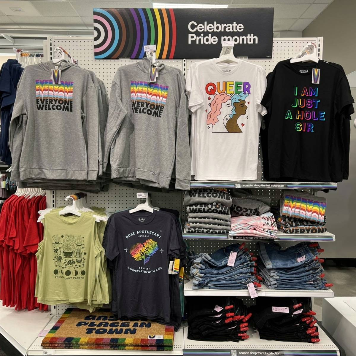Magliette Lgbt e pro-Pride per bambini: è bufera su Target negli Usa
