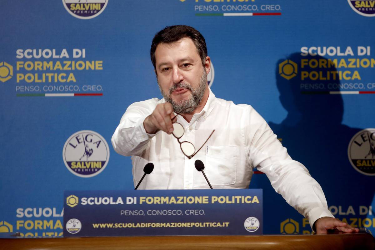 "Chi paga per questo fango?". Salvini sul caso Metropol