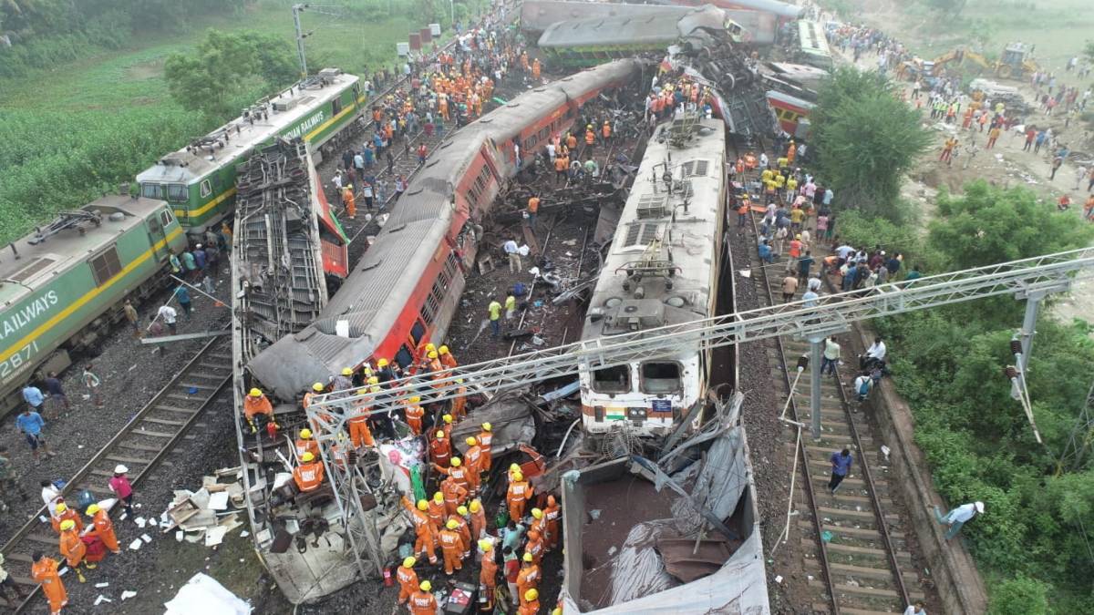 India, scontro fra treni: centinaia di morti e quasi mille feriti