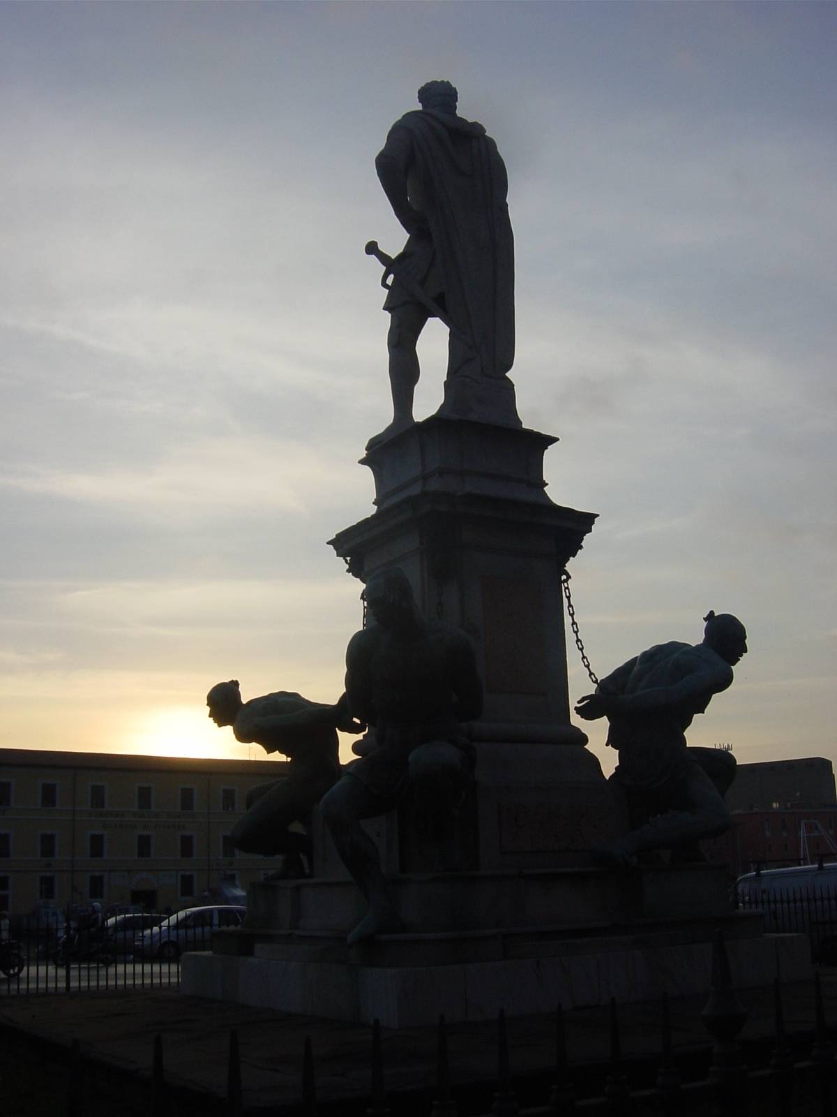 A Livorno vogliono liberare i "Quattro mori". "Nuove statue senza catene, uno farà i tuffi"