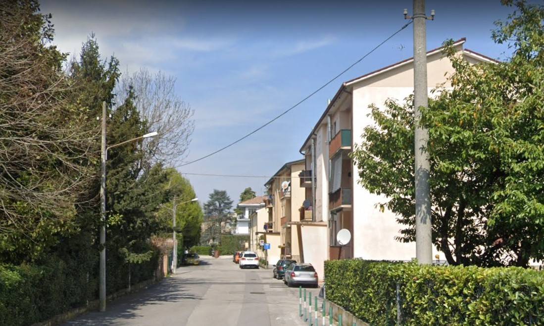 Padova, ripulisce area verde divenuta discarica: cittadino punito con 118 euro di multa 