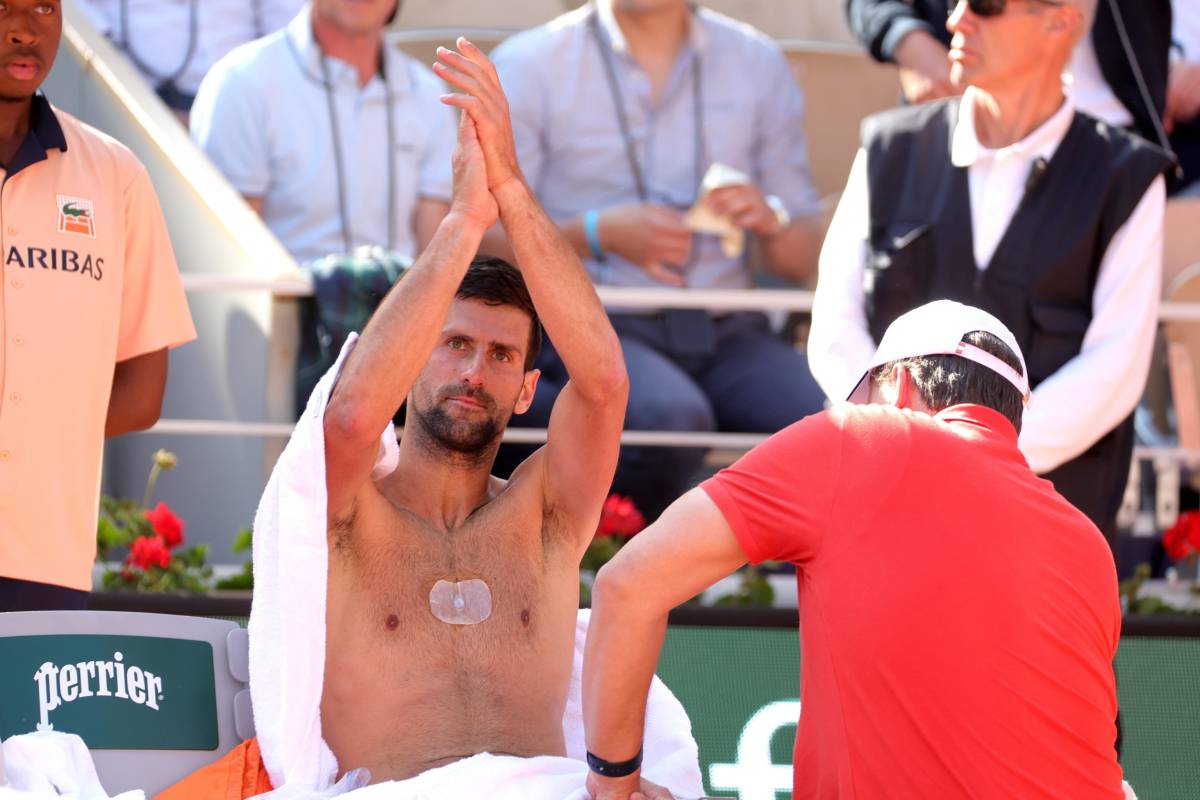 Cos’è (e a cosa serve) il bottone "segreto" sul petto di Djokovic