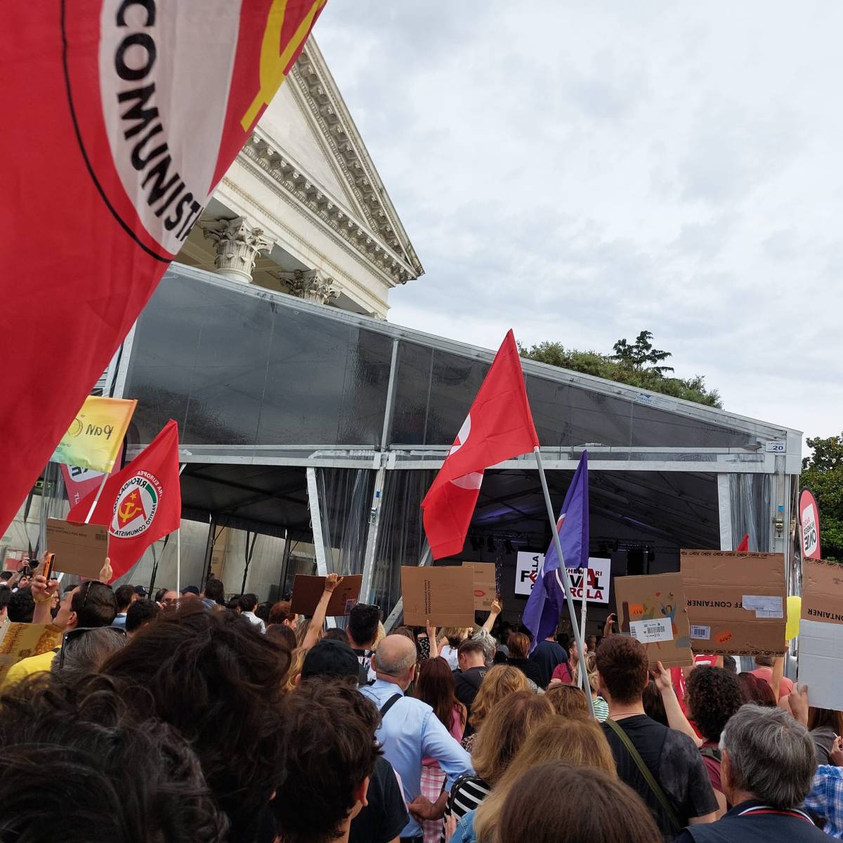 La contestazione durante l'intervento di Pillon da parte della sinistra
