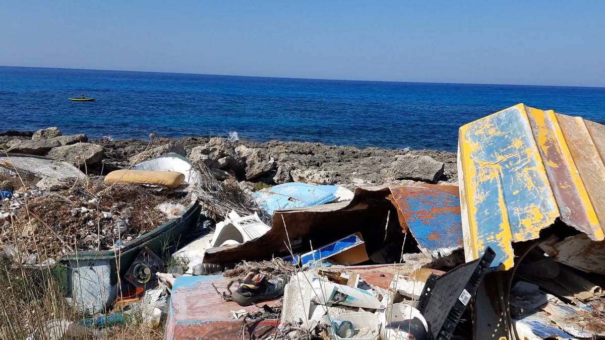 Droni notturni e fototrappole contro chi abbandona i rifiuti: il piano in Puglia