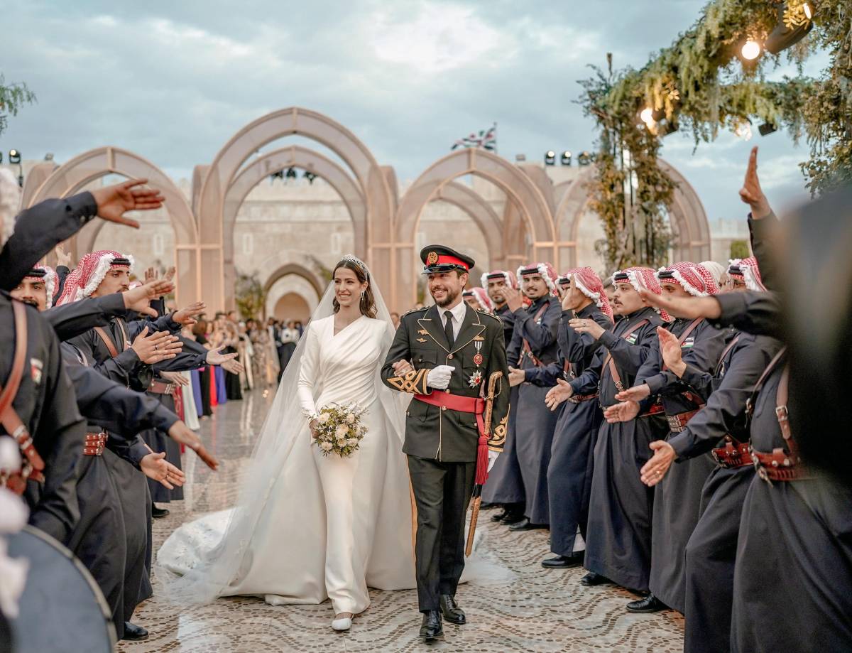 Rania di Giordania vestita di nero al matrimonio del figlio: ecco perché