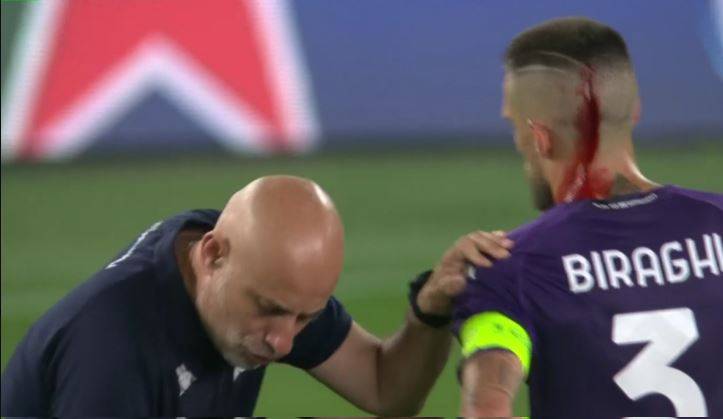 Oggetti dagli spalti e un giocatore ferito: cos'è successo durante Fiorentina-West Ham