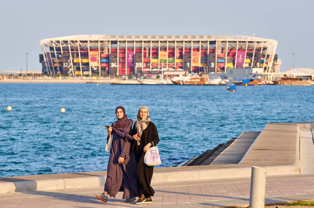 "Attacco alla laicità". In Francia scoppia il caso abaya