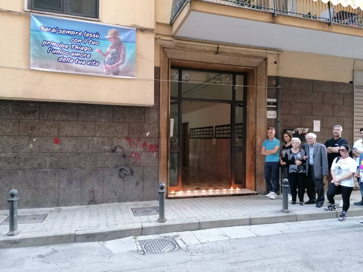 Il cartellone davanti alla casa dei genitori di Giulia Tramontano a Sant'Antimo