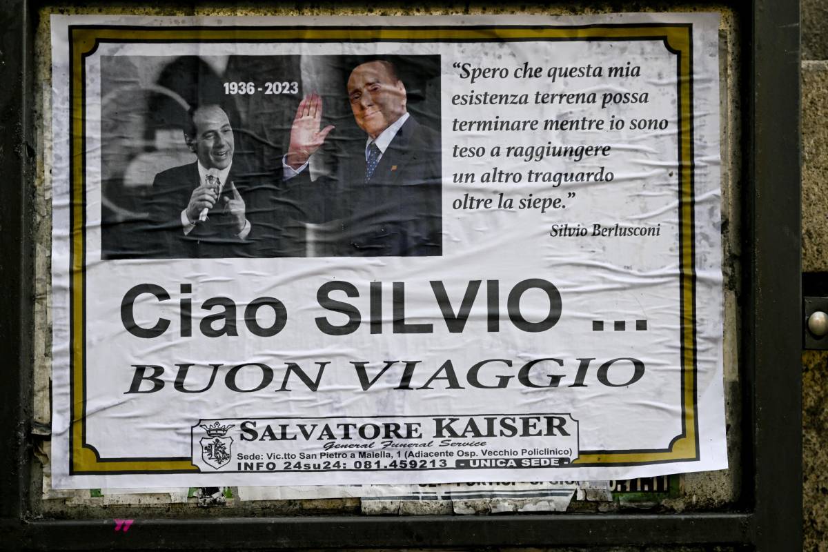 Anche Napoli ricorda Silvio Berlusconi