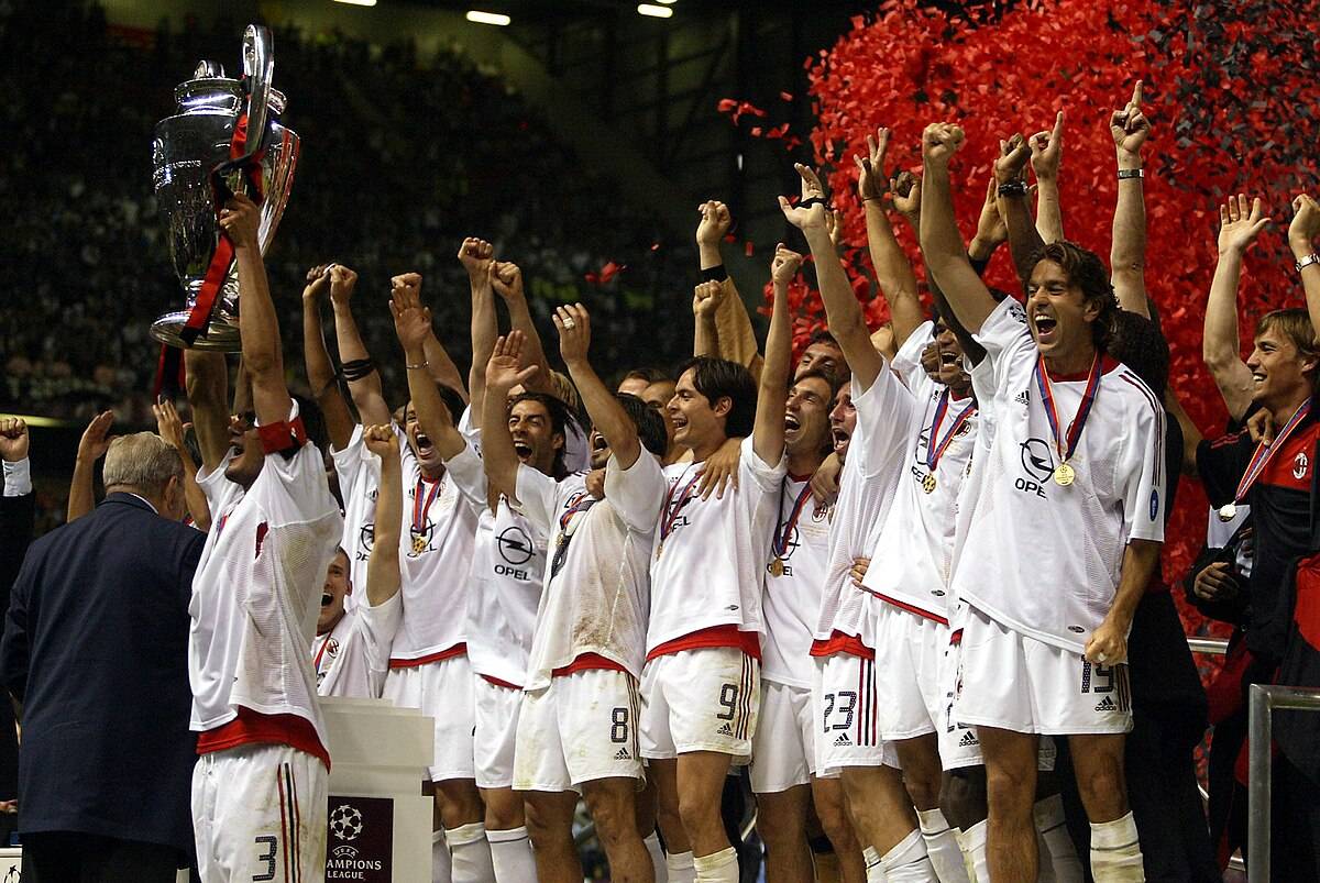 I giocatori del Milan festeggiano dopo la vittoria della Champions League 2002-2003