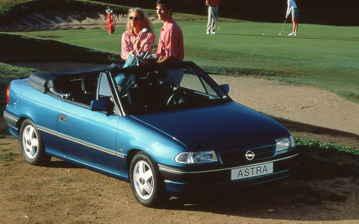 Opel Astra cabrio, spensieratezza con il vento tra i capelli