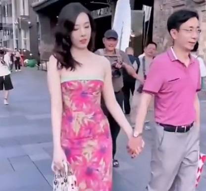 Cina, il partito caccia il funzionario a passeggio con l'amante: "Questione morale"