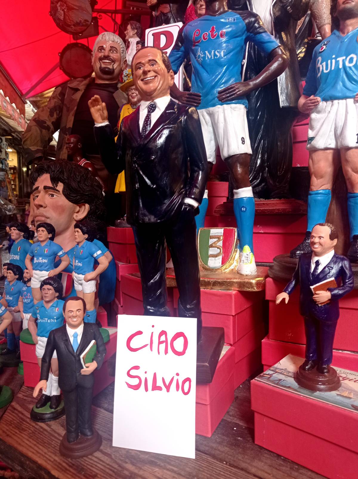 La statuina di Silvio Berlusconi realizzata dall'artista del presepe Genny Di Virgilio