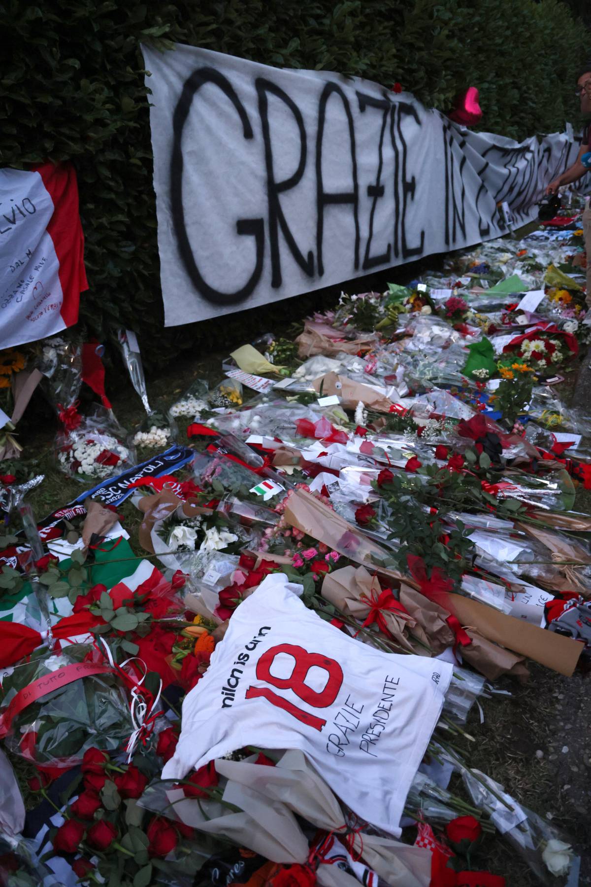 "C'è solo un Presidente". Cori e rose dai tifosi della Curva Sud ad Arcore