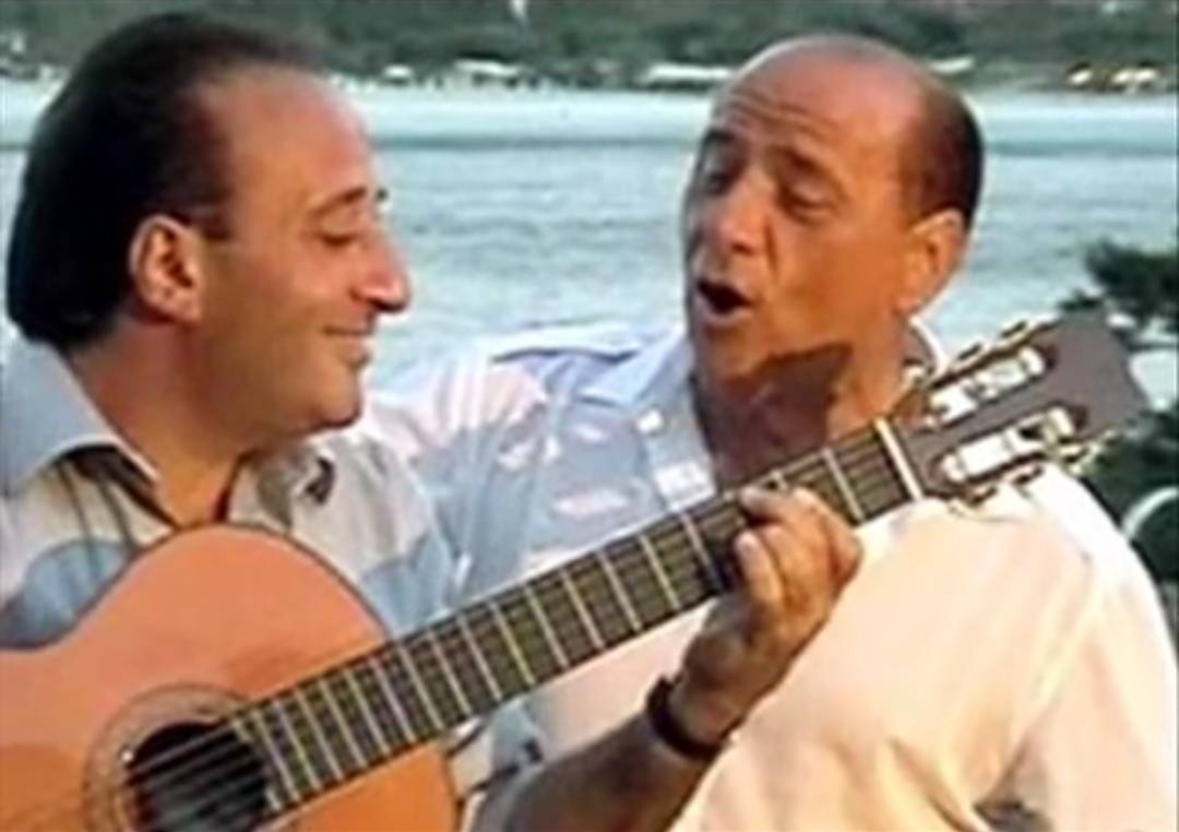 In foto il presidente Silvio Berlusconi con il cantautore Mariano Apicella