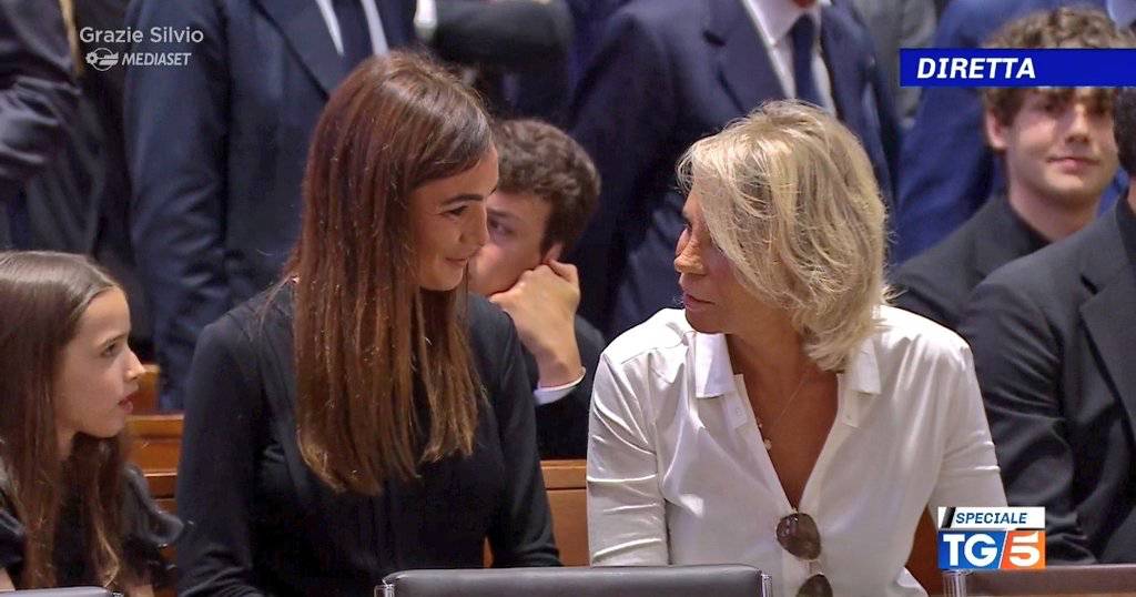 L'omaggio della De Filippi al Cav: ecco perché era vestita di bianco