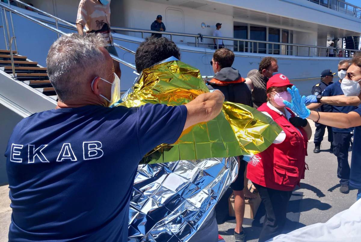 "Troppi migranti a bordo". Barcone diretto in Italia affonda al largo della Grecia