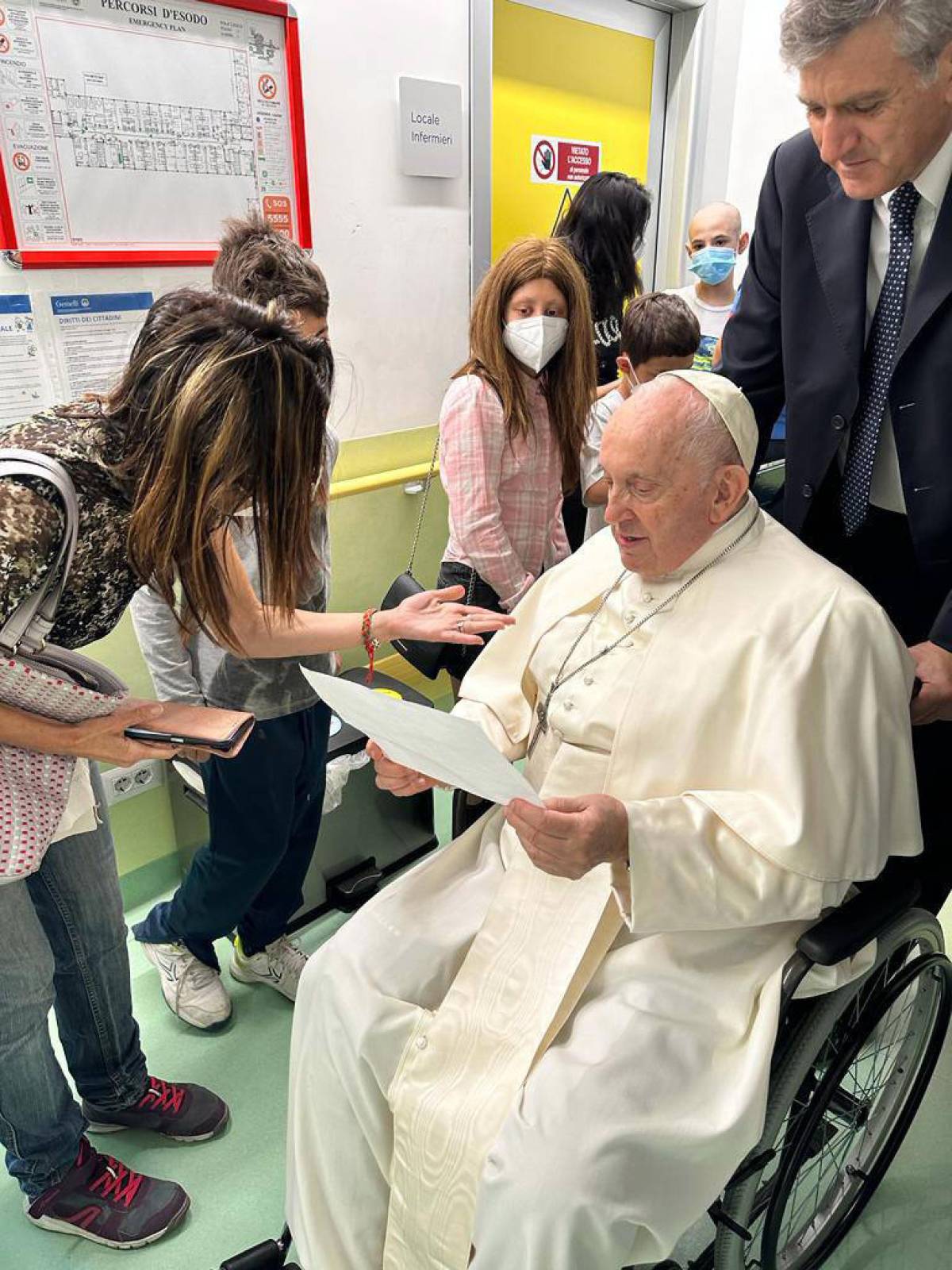 Il Papa visita i bambini di oncologia prima delle dimissioni (e intanto caccia Gänswein)