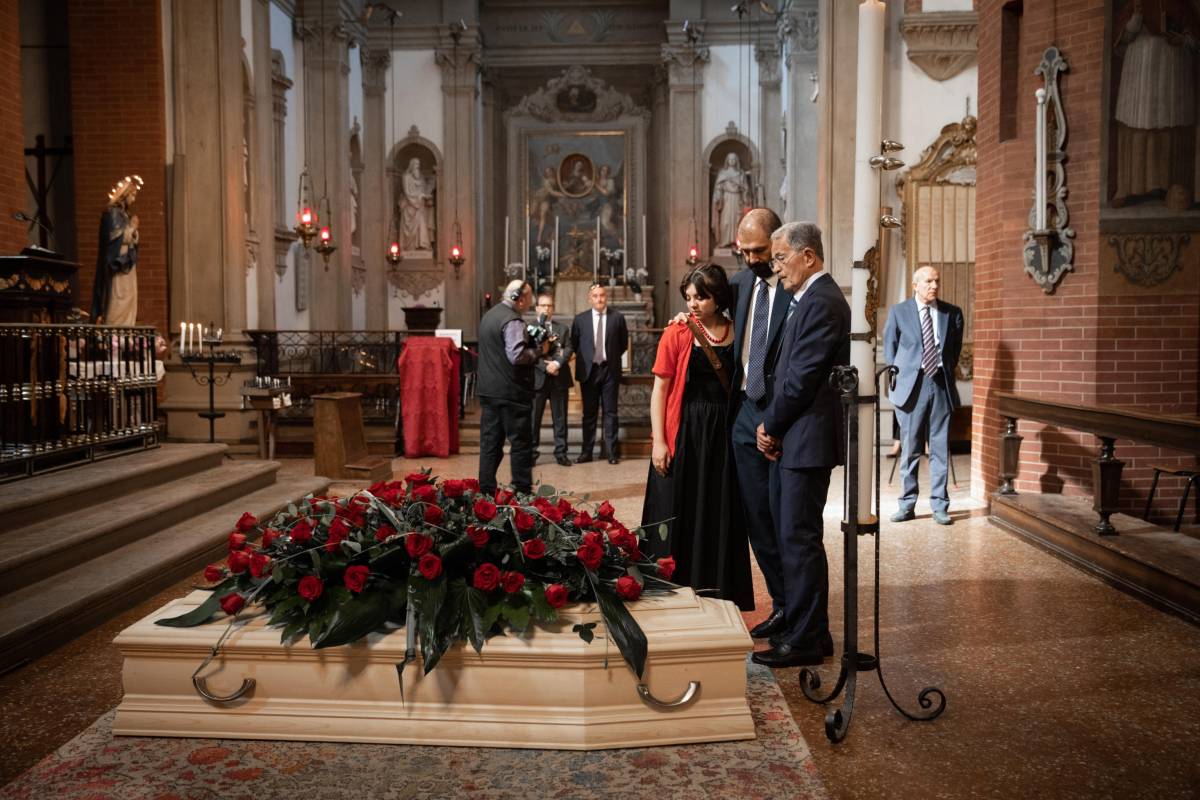 “Uniti per 54 anni tra cielo e terra”. Il commovente addio di Prodi alla moglie Flavia