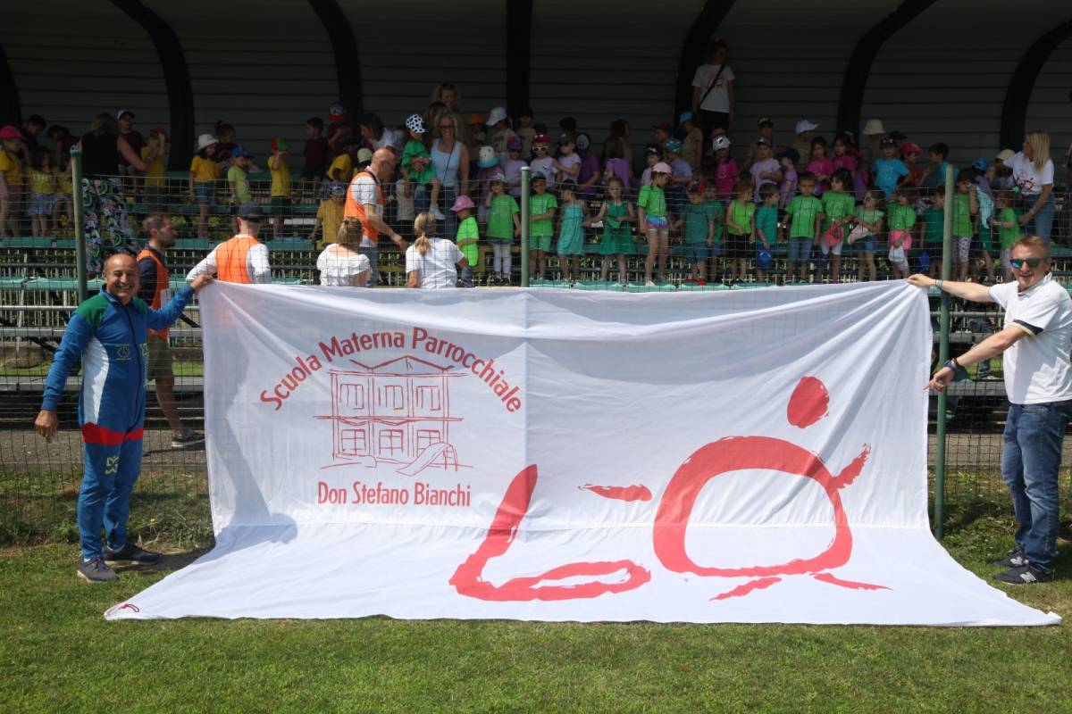 60 anni della scuola materna "Don Stefano Bianchi", arrivano a festeggiare i paracadutisti