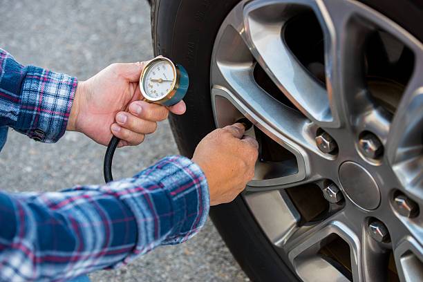 Auto, cosa controllare prima di mettersi in viaggio: 8 check da non sottovalutare