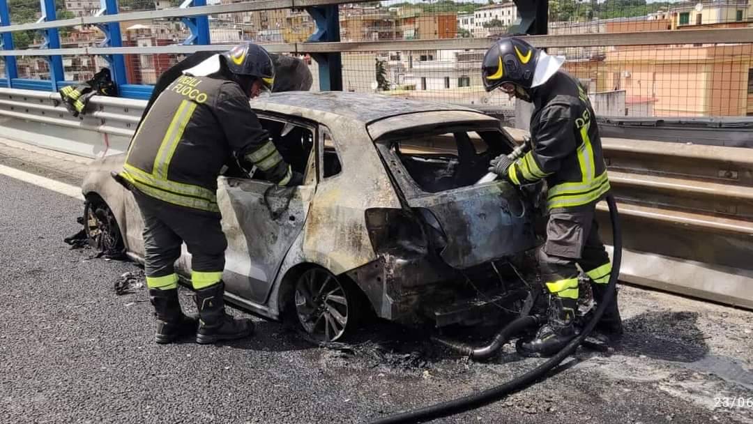 Napoli, auto esplosa in tangenziale era un'ibrida. I familiari dei feriti: "Vogliamo la verità"