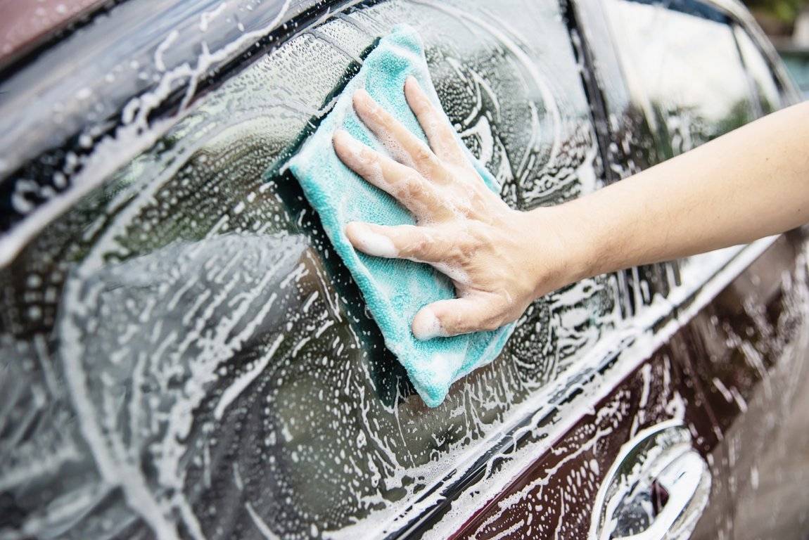 Si può lavare l'auto per strada? Le cose da sapere
