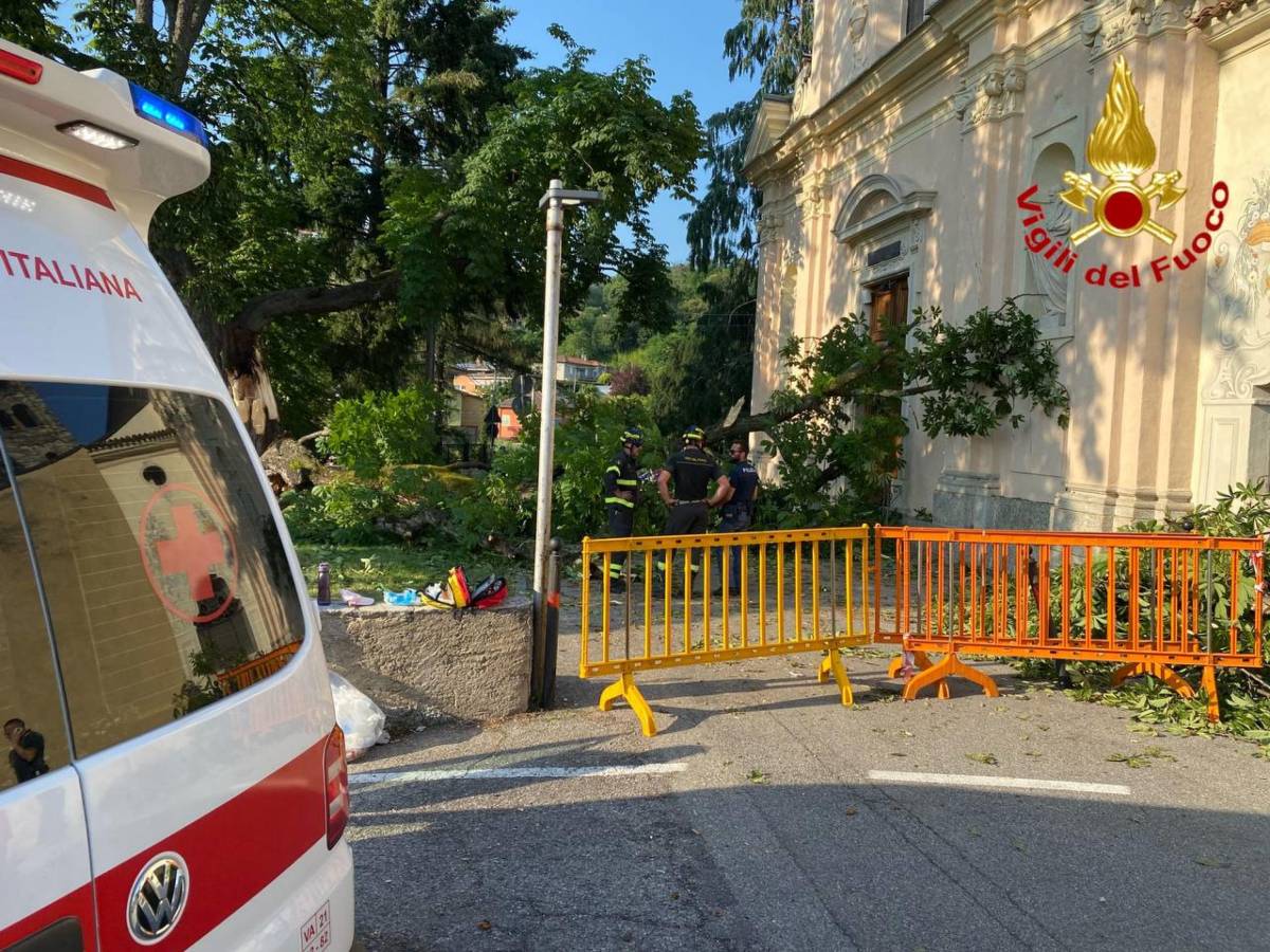 Cade albero all'uscita dell'oratorio, 8 feriti: gravi madre e figlia di 7 anni