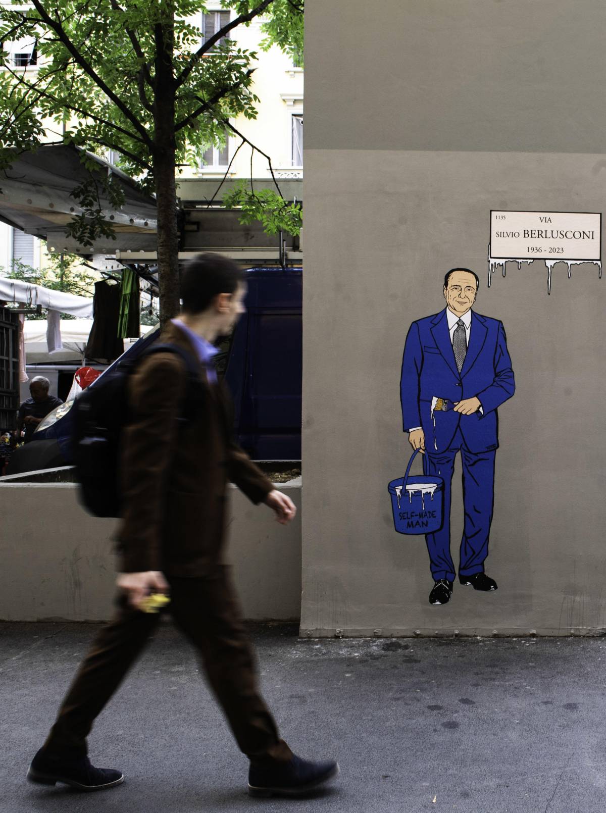 Un murale "intitola" a Berlusconi la strada in cui è nato