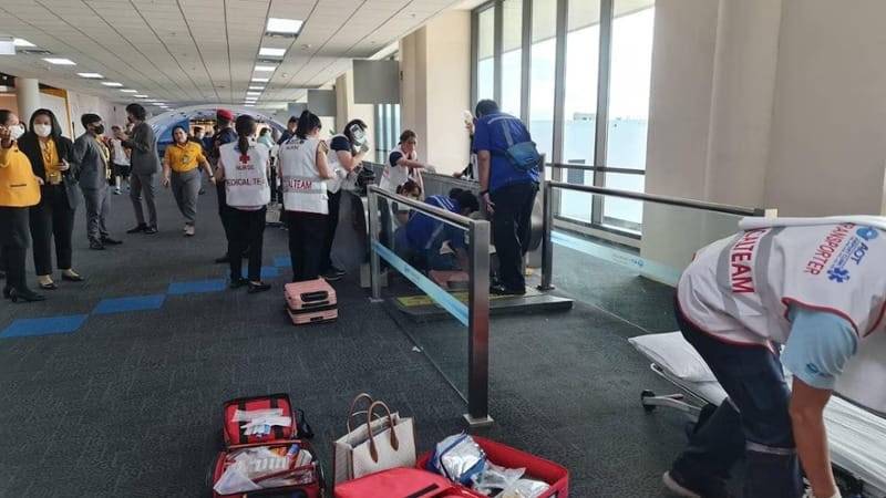 Si incastra nel tapis roulant dell'aeroporto: i medici devono amputarle la gamba sul posto