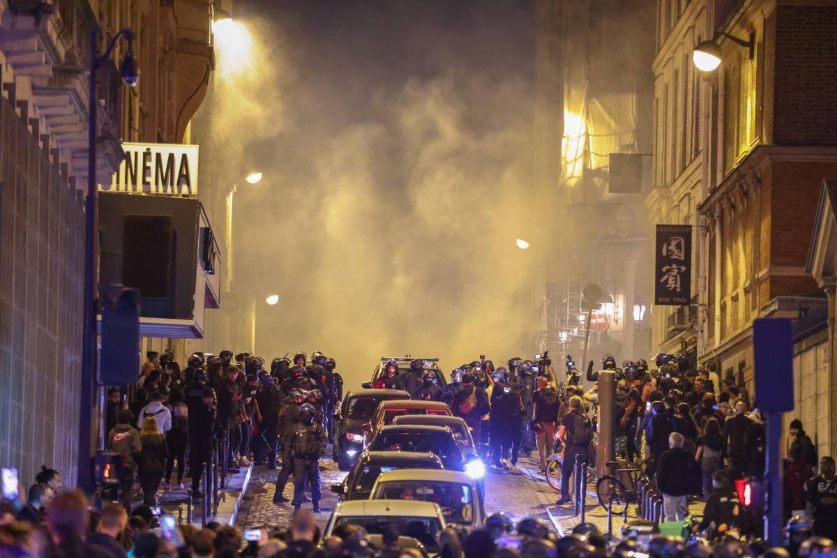 In Francia quinta notte di scontri: auto contro la casa del sindaco di Hay-les-Roses