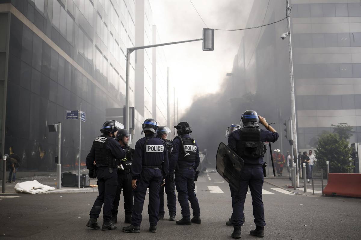 500mila euro alla famiglia del poliziotto: schiaffo della Francia profonda ai vandali