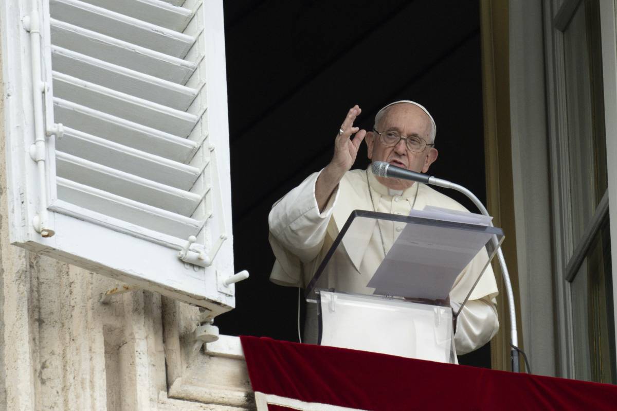 Il Papa: "Indignato per il rogo del Corano in Svezia"