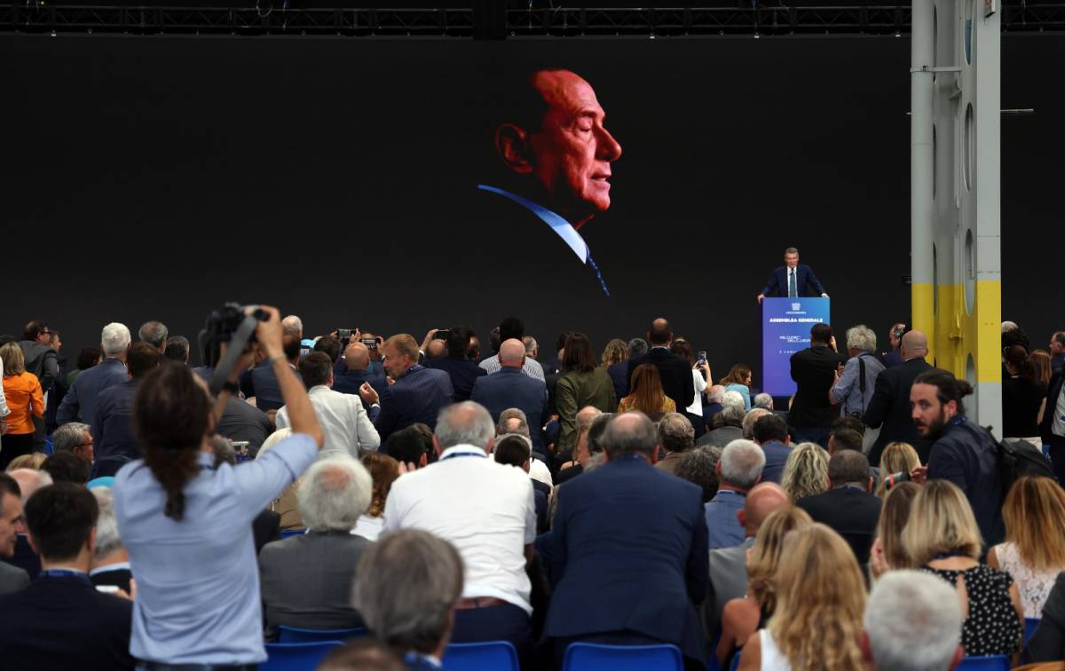 La standing ovation per Berlusconi alla convention di Assolombarda