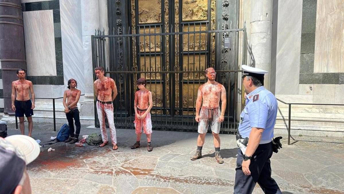 Nuovo blitz di Ultima Generazione a Firenze: preso di mira il Battistero