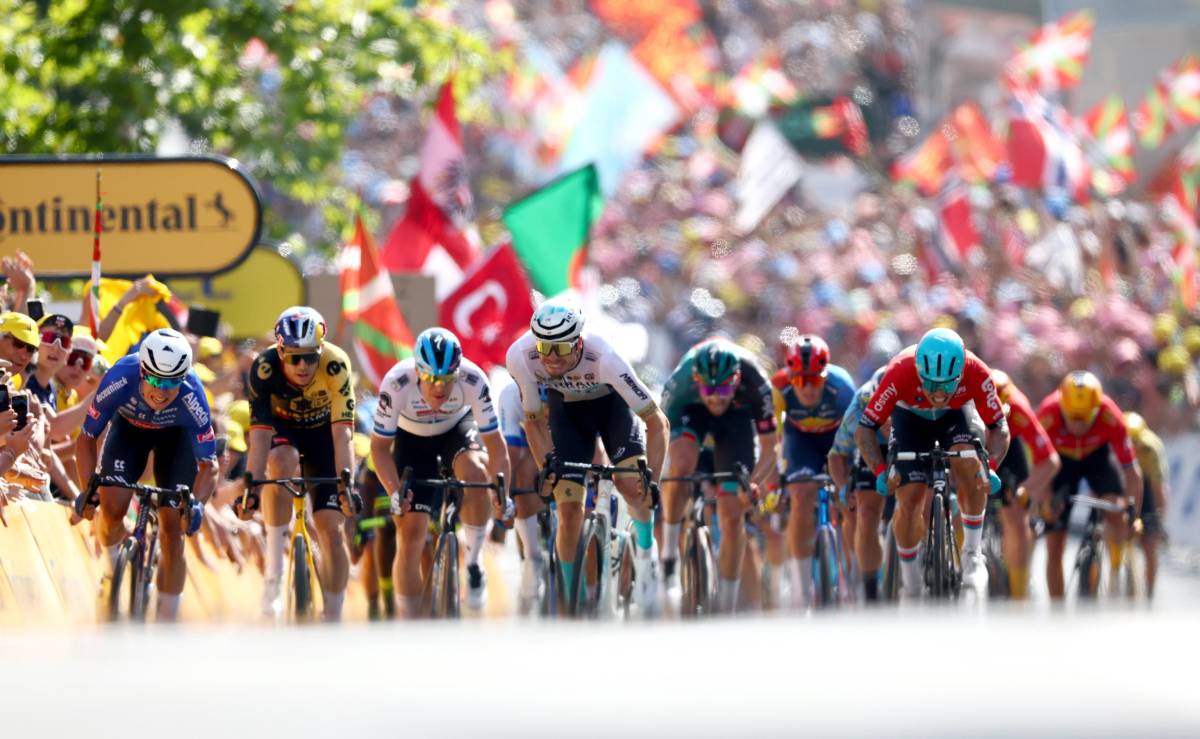 Tour de France sorvegliato speciale: 28mila agenti schierati lungo il tragitto