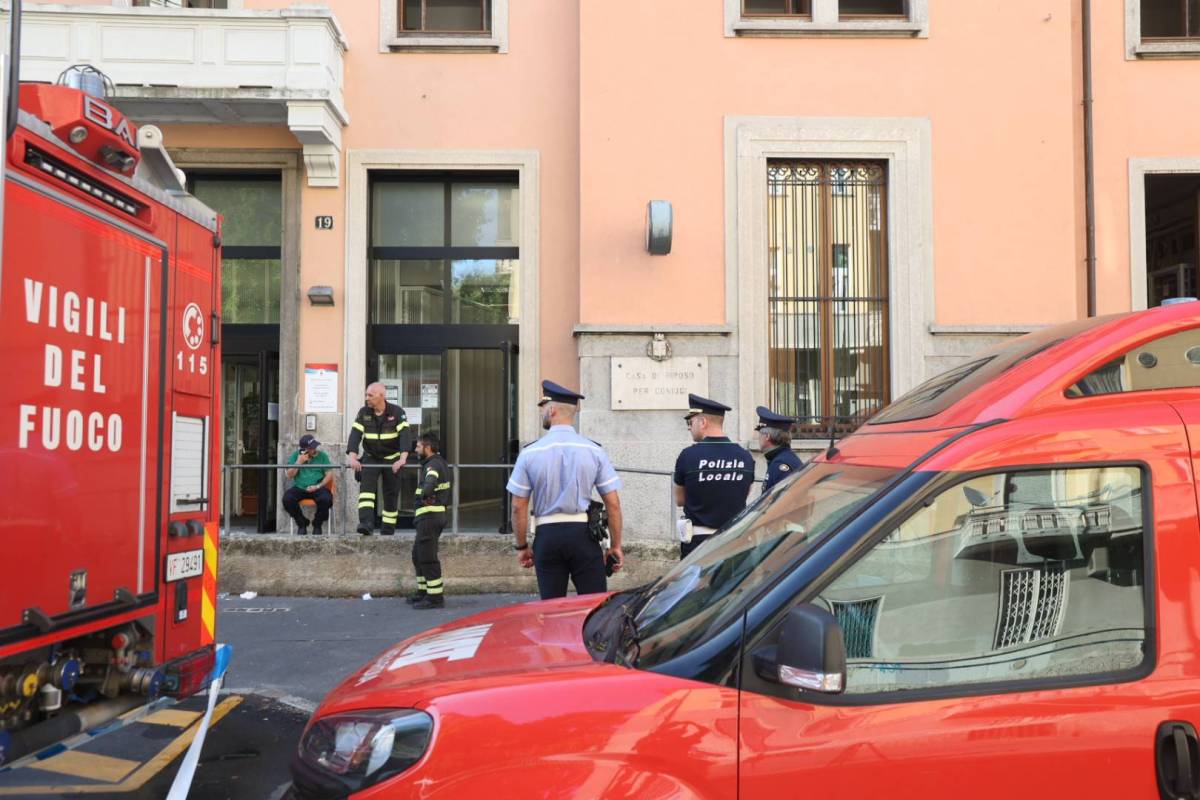 Le fiamme, i vetri rotti, i morti: cosa sappiamo dell'incendio nella Rsa a Milano