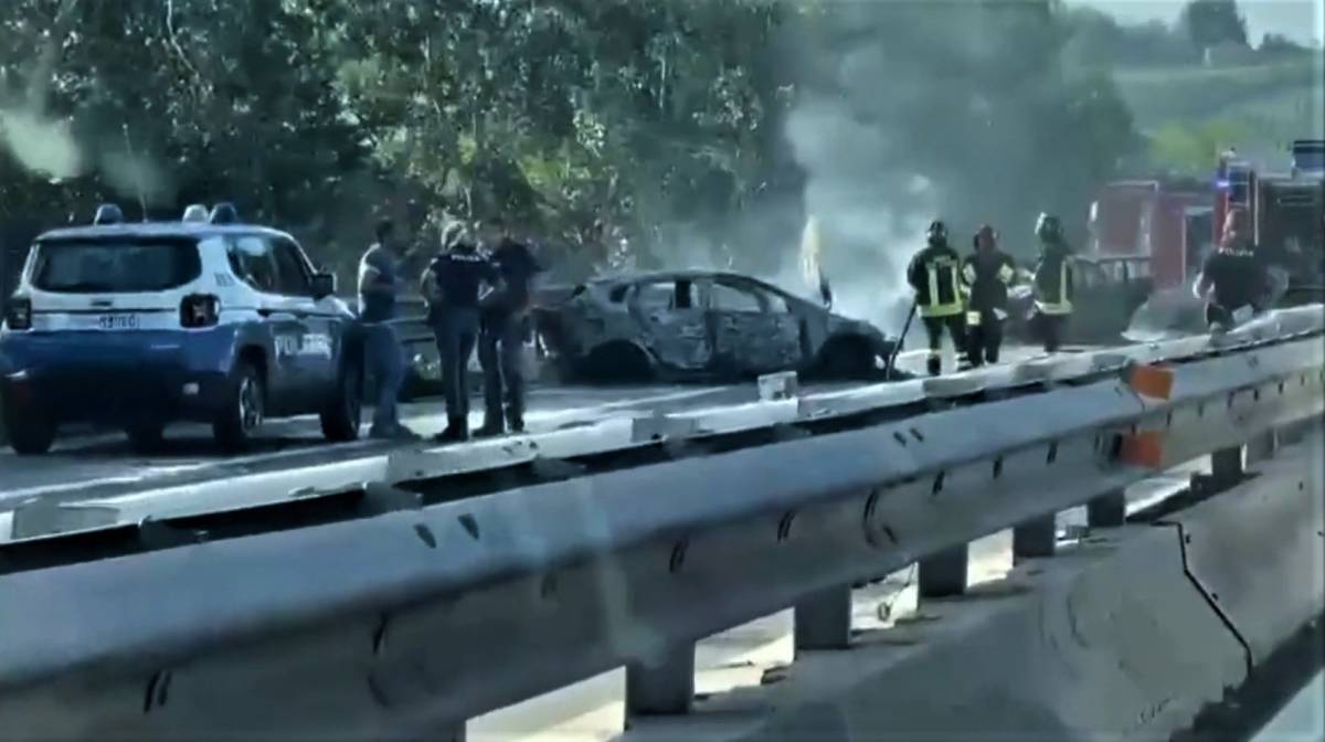 Pescara, fallisce assalto a portavalori: colpi di kalashnikov, auto in fiamme