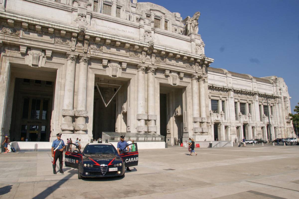 Milano, aggredito a bottigliate e rapinato un 18enne pakistano: ricoverato