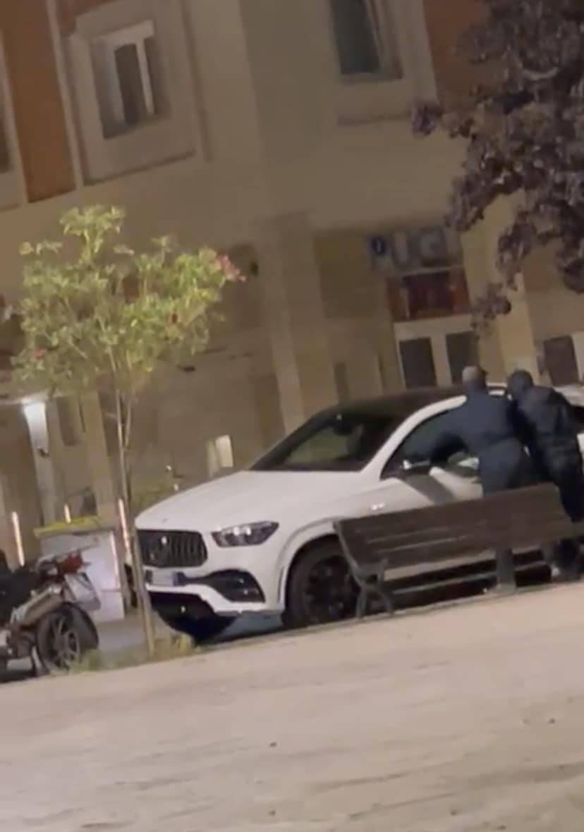 Auto rubata in pieno centro cittadino, la gente filma e applaude: choc a Giovinazzo