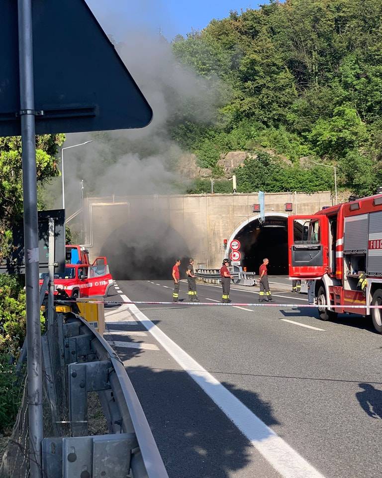 Genova, pullman a fuoco sulla A12: 37 feriti e traffico in tilt