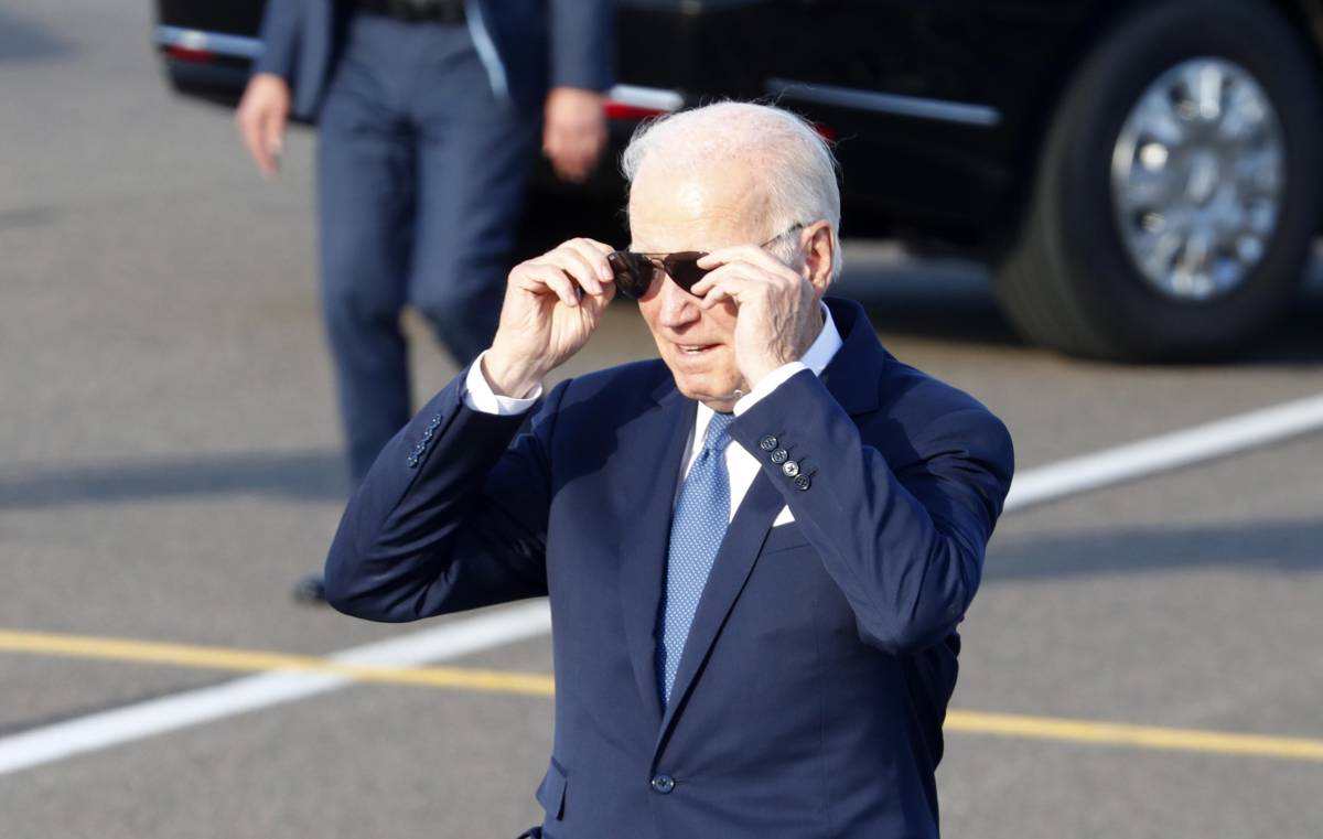 "Aggrappato per non cadere": lo strappo di Biden al protocollo con Re Carlo