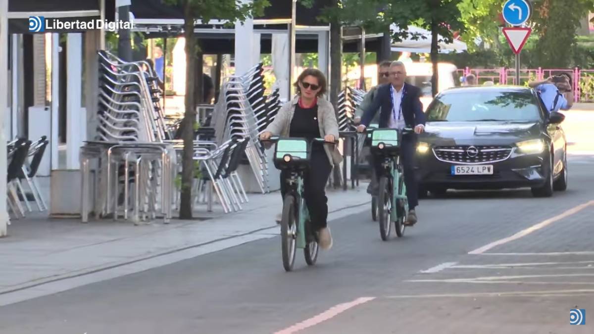 Al vertice sul clima in bici (e due auto blu): l’ipocrisia della ministra spagnola