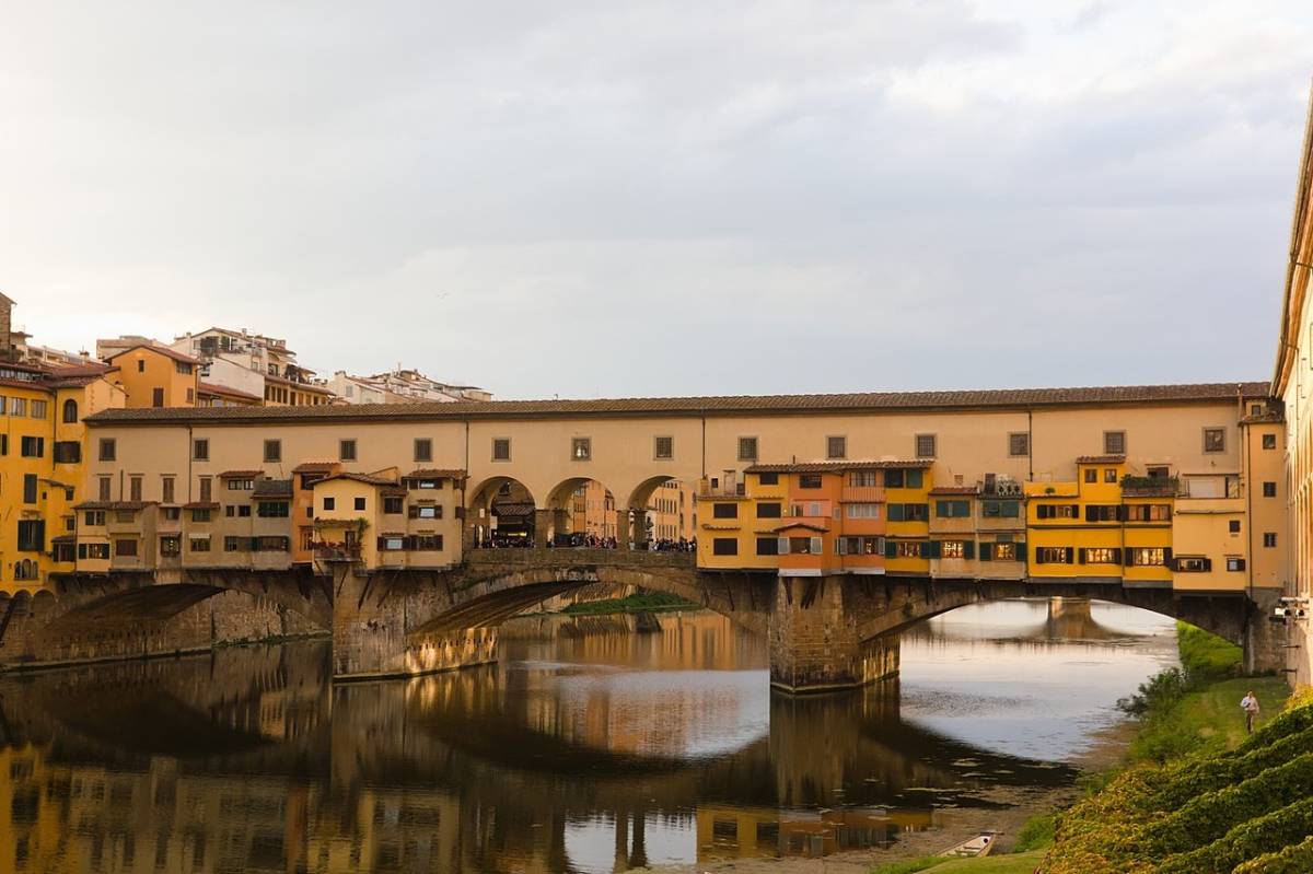 Altro sfregio ai monumenti italiani, turista scrive sul Ponte Vecchio: "Era il mio compleanno"